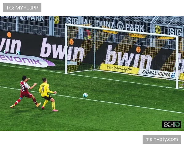 弗赖堡中场拦截效率下降，面对多特快速转移球暴露空间漏洞